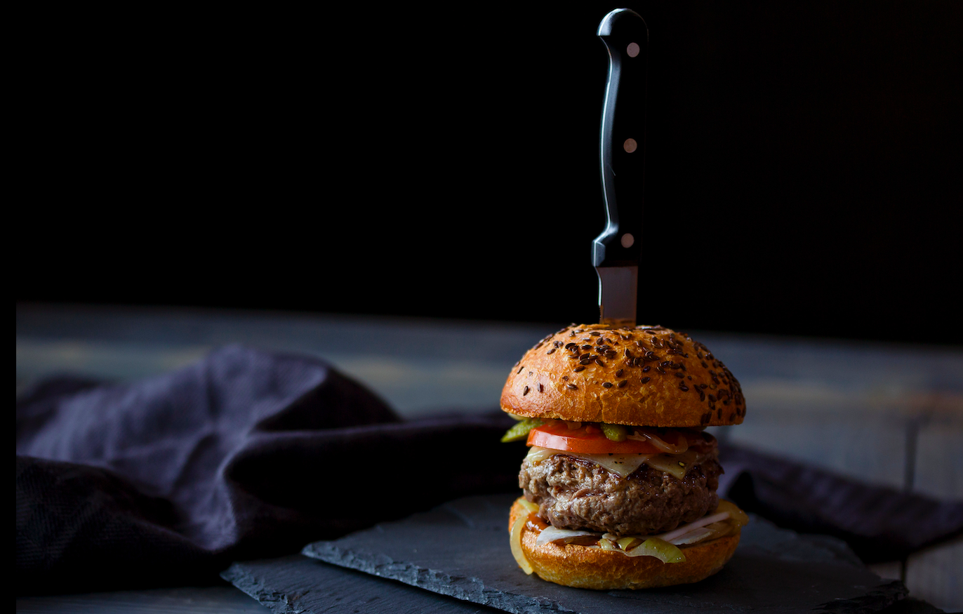 Black Angus hamburger met ananas en avocado mayo